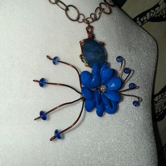 Handmade blue Spider flower necklace - Picture 4 of 4